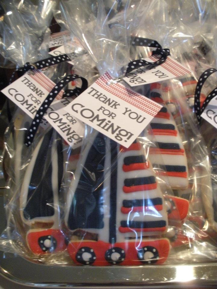 Frosted sailboat cookies wrapped in cellophane each with a small card with the text: thank you for coming. 