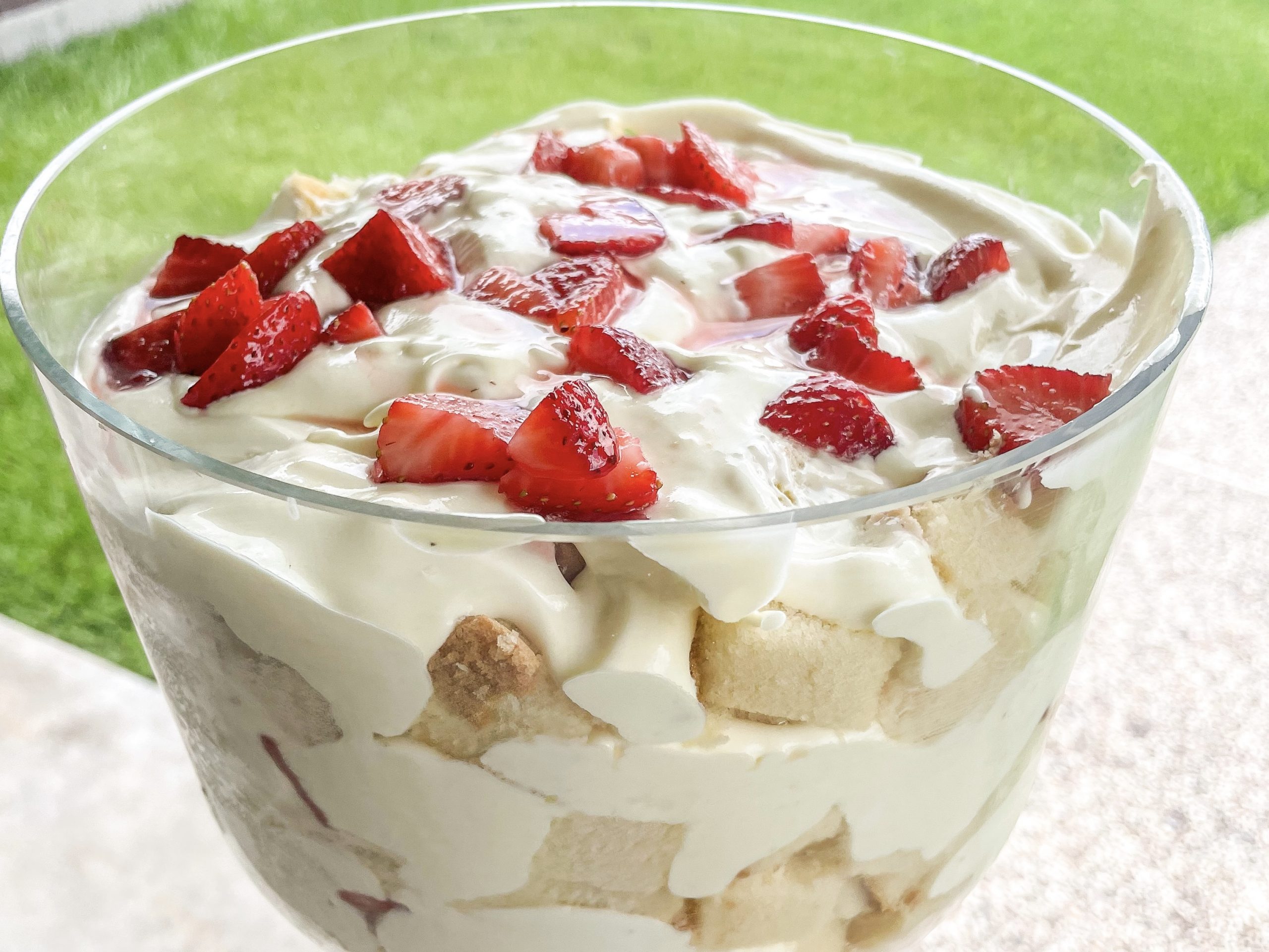 pound cake trifle with strawberries