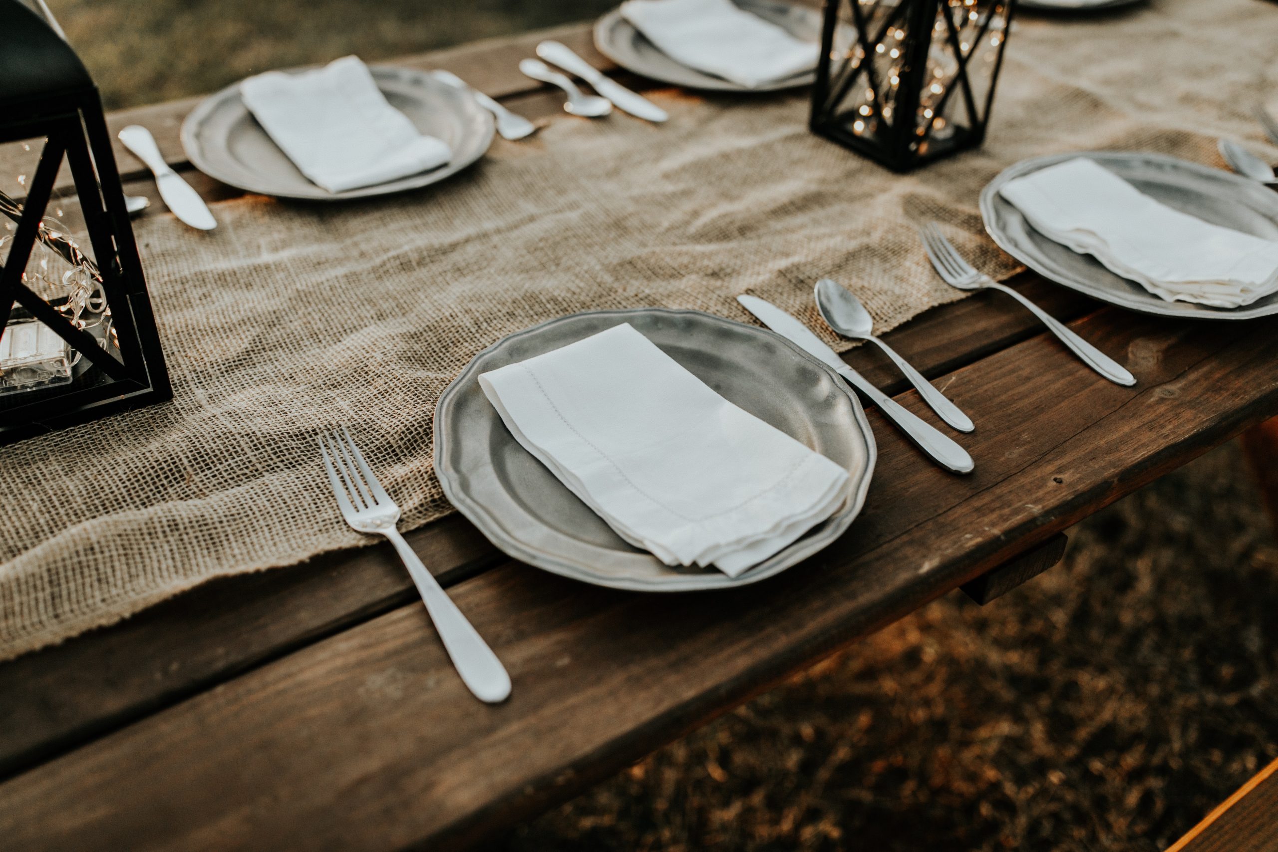 table setting with burlap table runner